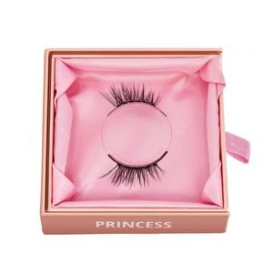 Glamnetic magnetic half-lash in style ‘princess’. Box opened but never used.